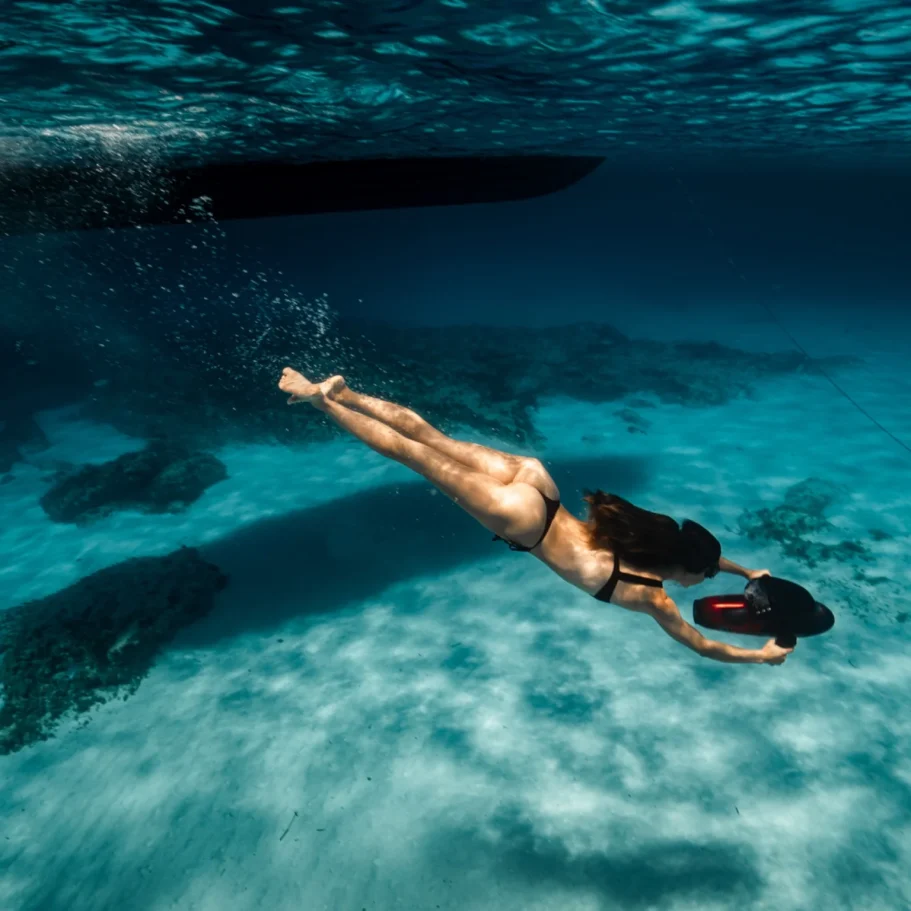 Scooter sous-marin Infini Blue – expérience immersive en Martinique Personne utilisant un scooter sous-marin Infini Blue lors d’une activité nautique en Martinique